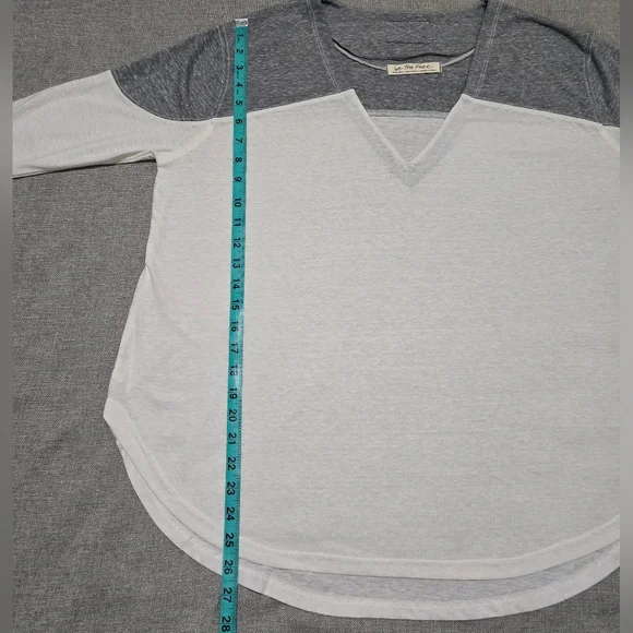WE THE FREE Oversized Raglan Sleeve Tee V-Neck Gray White Size Extra Small - Picture 9 of 10